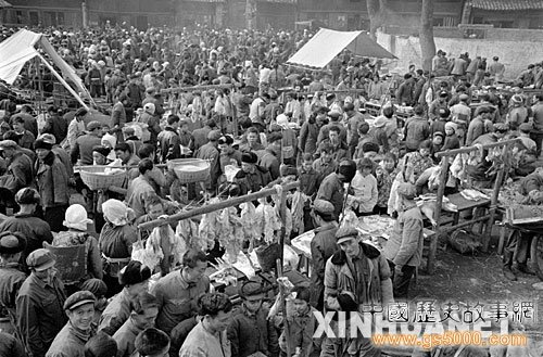 1981年春节前夕，贵州省贵定县的农民在农村集市上。
