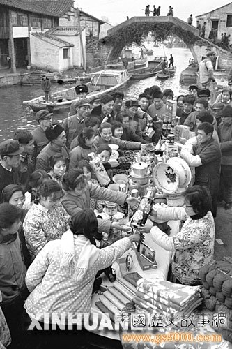 1980年春节，浙江绍兴柯桥农民在购买年货。