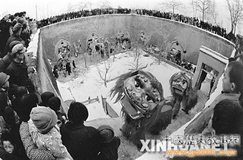 1995年春节，甘肃庆阳地区富有特色的民居――“地坑院”迎来了舞狮队。