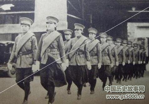 图为抗战时期，日本《写真周报》上的专题报道《北京特别市的女警》