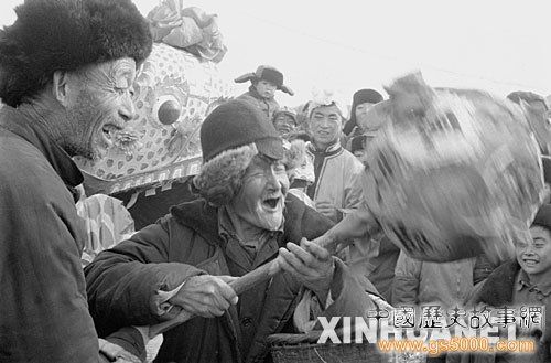 1984年春节，山东省昌邑县青乡史家庄80岁老汉史学义在集市上舞彩球。