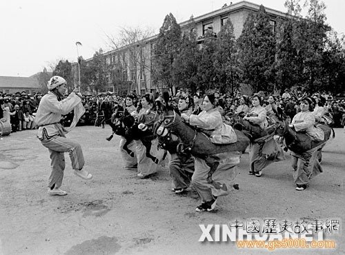 1985年春节期间，山西省原平县的农民在表演《骑驴赶集》。