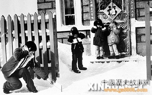 1986年春节，吉林长白山区二道白河一户农民在家门口燃放爆竹。