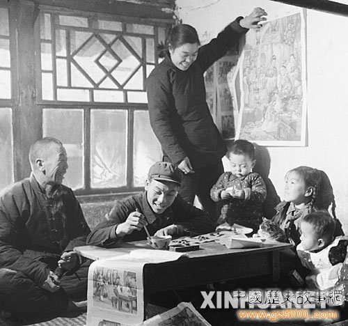 1960年春节，辽宁省沈阳市郊五三人民公社社员刘乃庚一家在写春联、贴年画，喜迎春节。